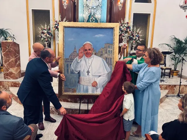 Emigrantes dedica un cuadro al Papa Francisc2