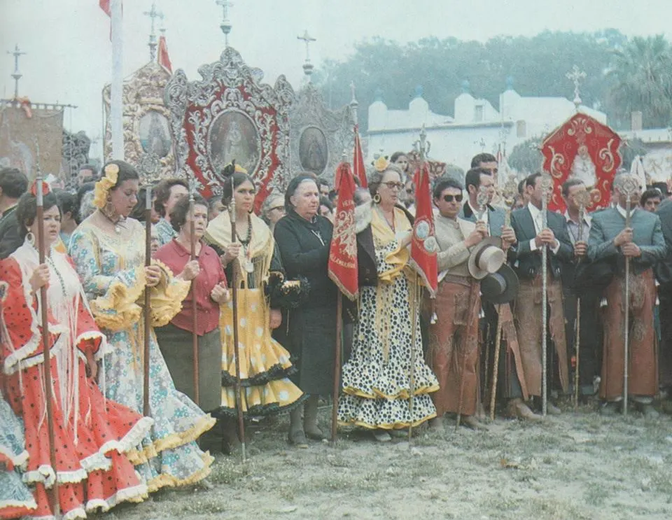 Sus altezas reales la infanta doña Isabel Alfonsa de Borbón y la princesa doña Esperanza, en la Misa Pontifical del domingo. Década de 1970.