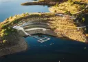 Vista aérea de la playa fluvial que está a una hora de Sevilla y que tiene hamacas y piscinas flotantes gratis. (Ayuntamiento de Castro Marim)