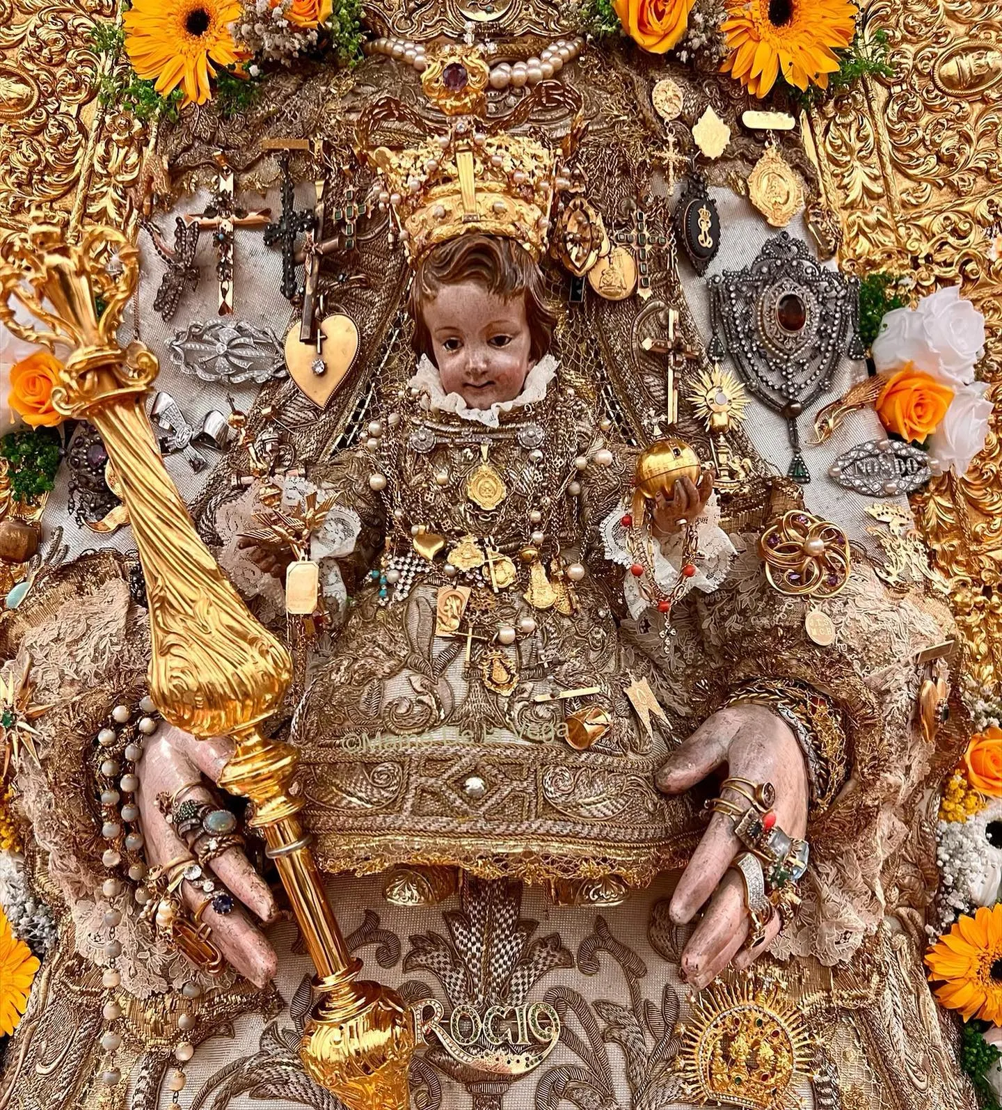 Virgen-del-Rocío-entronizada-en-su-paso-para-la-Romería-de-2023-8
