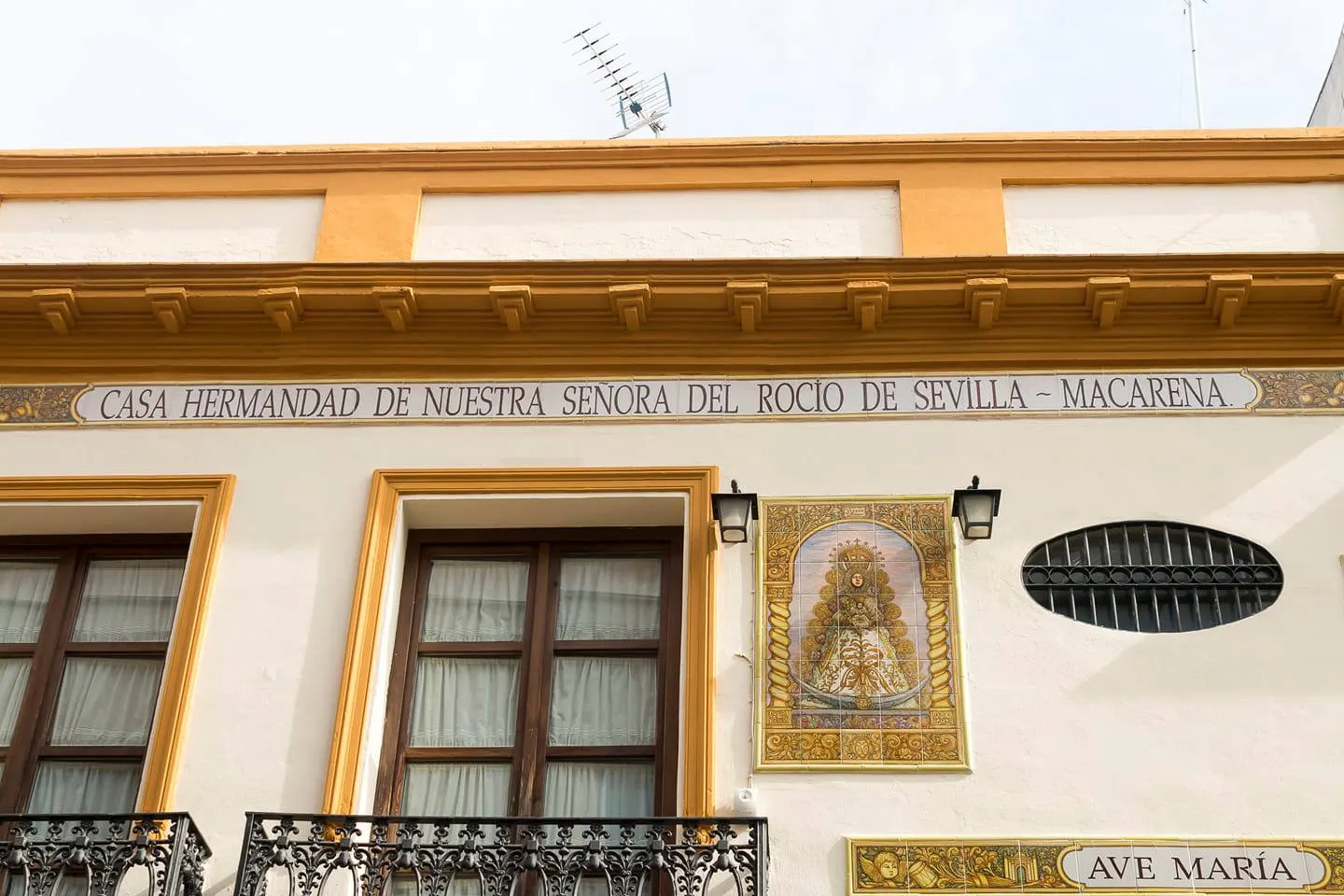 azulejo Casa Hermandad del Rocío Sevilla-Macarena, en plena calle Parras
