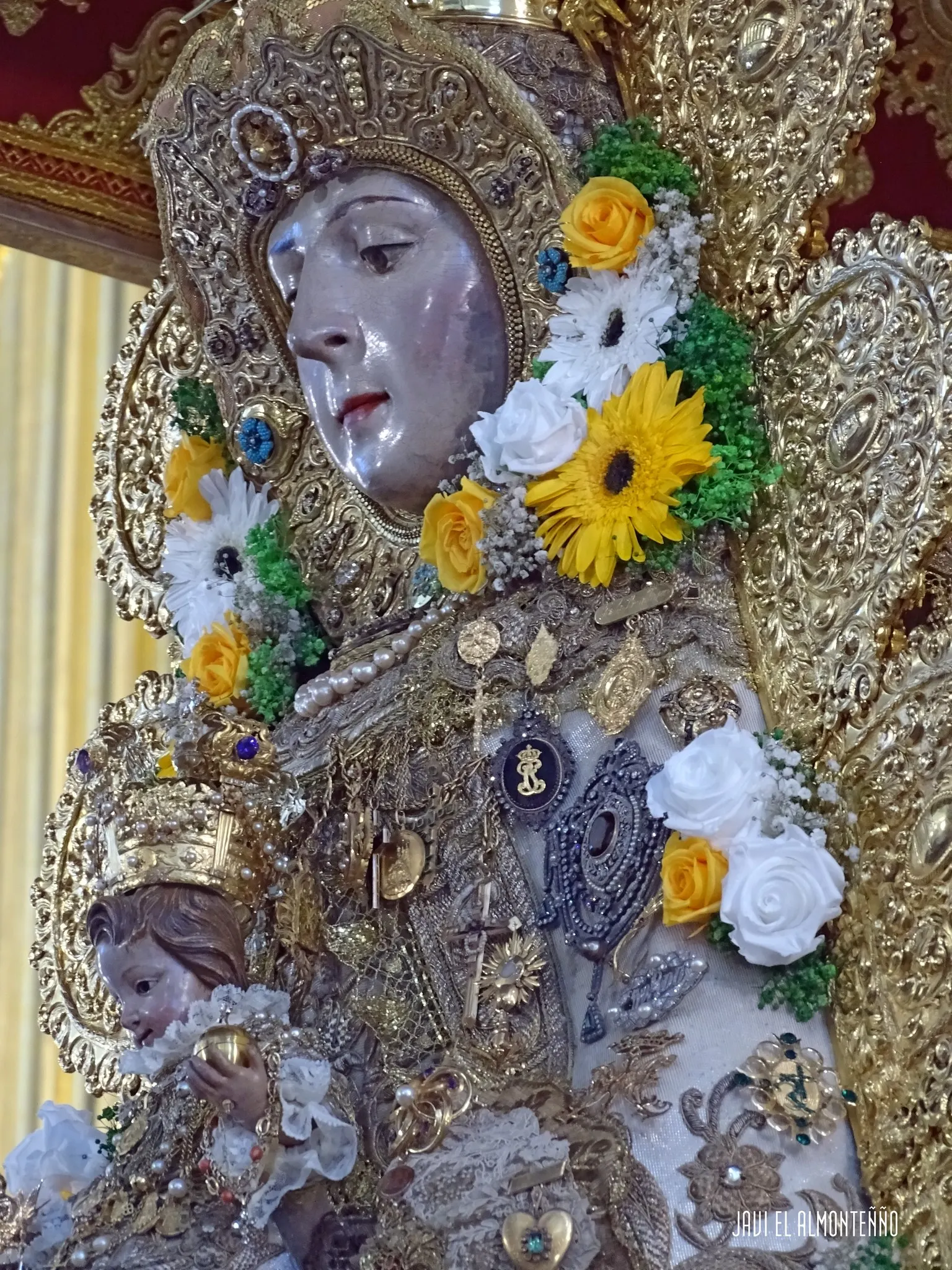 Virgen-del-Rocío-entronizada-en-su-paso-para-la-Romería-de-2023-4