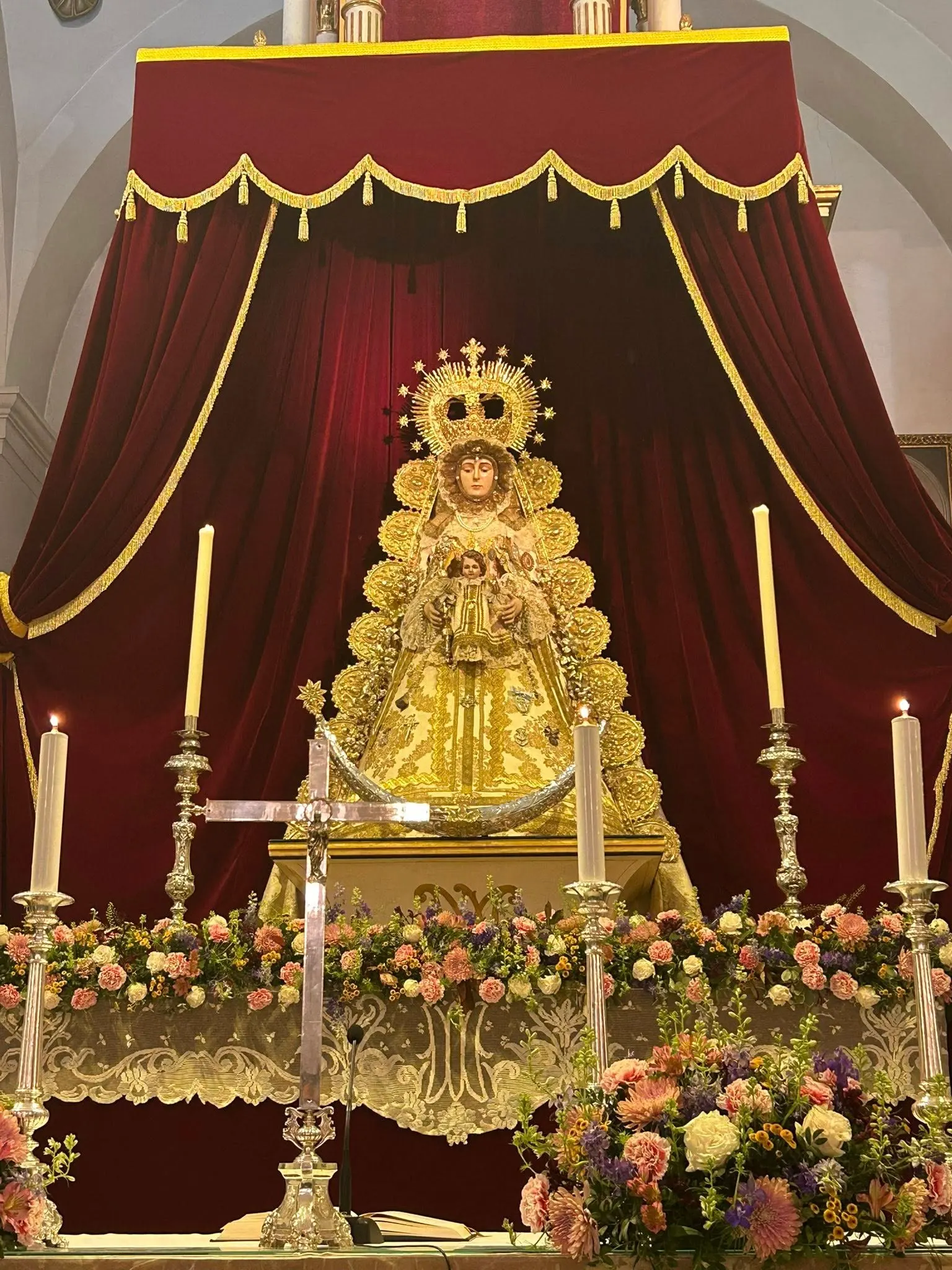 Altar de cultos rocio 2026-Pilas