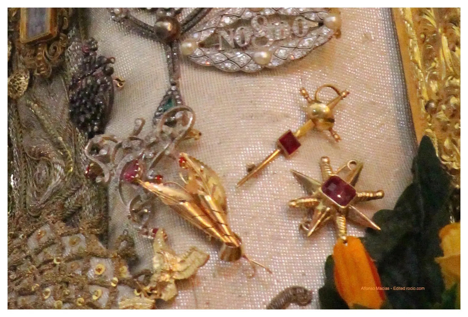 Virgen-Rocio-Detalles-bajo-Broche-1-1.jpg
