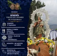 Cartel con información de la romería Virgen del Rosario de Fuengirola el 27 de septiembre con donativos, comida, bebida y números de contacto junto a imagen de la Virgen con el Niño rodeada de flores y personas al fondo bajo cielo nublado
