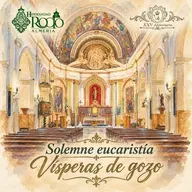 Interior de iglesia con nave central y altar mayor decorado, con arcos y pinturas en el techo, en ambiente solemne y recogido