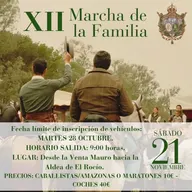 Dos personas a caballo de espaldas saludan con sombrero en mano durante un evento ecuestre con texto informativo sobre la XII Marcha de la Familia el 21 de noviembre