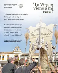 Estandarte blanco de la Hermandad de Dos Hermanas con la imagen de la Virgen del Rocío y personas levantándolo frente a una plaza llena de gente bajo un cielo azul con nubes