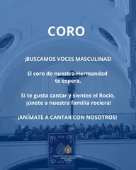 Interior de una iglesia con un grupo de personas en el balcón y un cartel que invita a hombres a unirse al coro de la Hermandad del Rocío