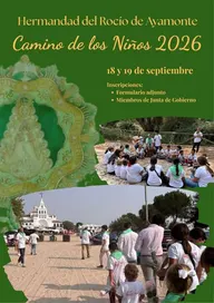 Cartel verde con texto dorado que anuncia el Camino de los Niños 2026 en Ayamonte con fotos de niños y adultos caminando y sentados en círculo en un entorno natural y una ermita blanca al fondo
