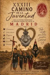 Cuatro jóvenes caminan juntos por un sendero rural al atardecer portando la bandera y el simpecado de la Hermandad de Madrid con medallones colgados al cuello