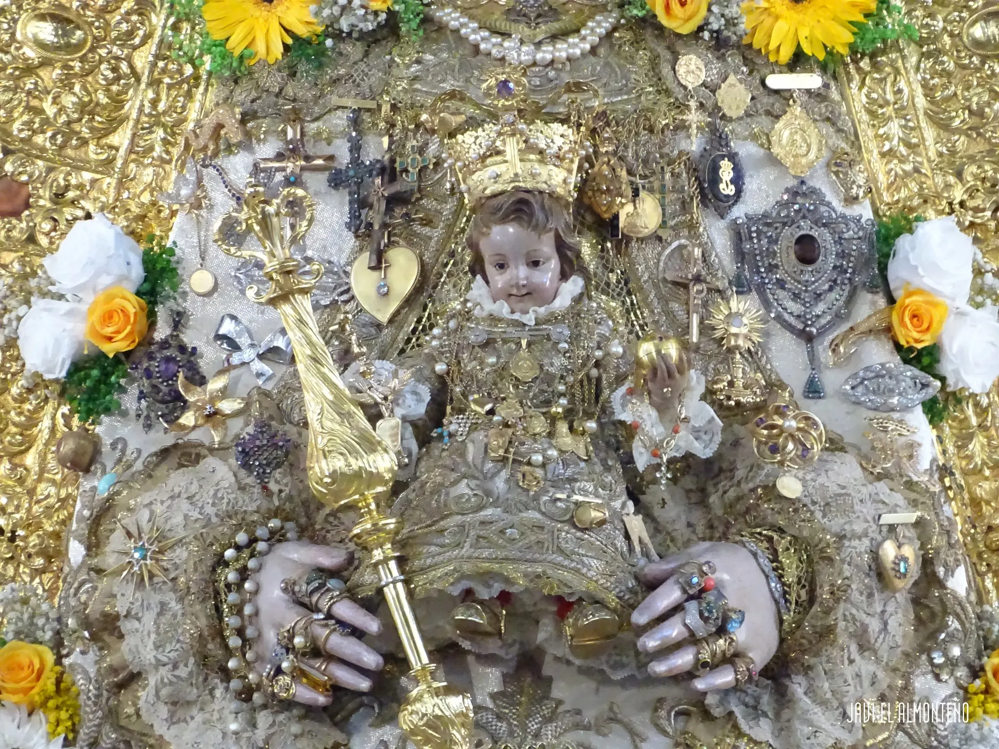 Virgen-del-Rocío-entronizada-en-su-paso-para-la-Romería-de-2023-2