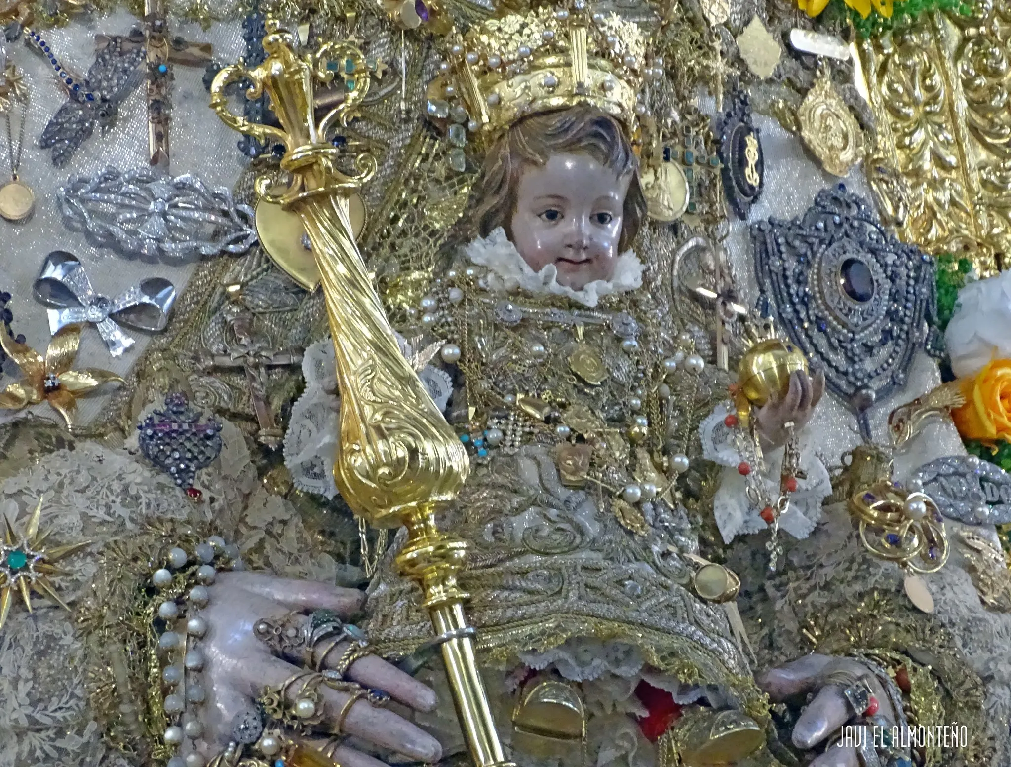 Virgen-del-Rocío-entronizada-en-su-paso-para-la-Romería-de-2023-5
