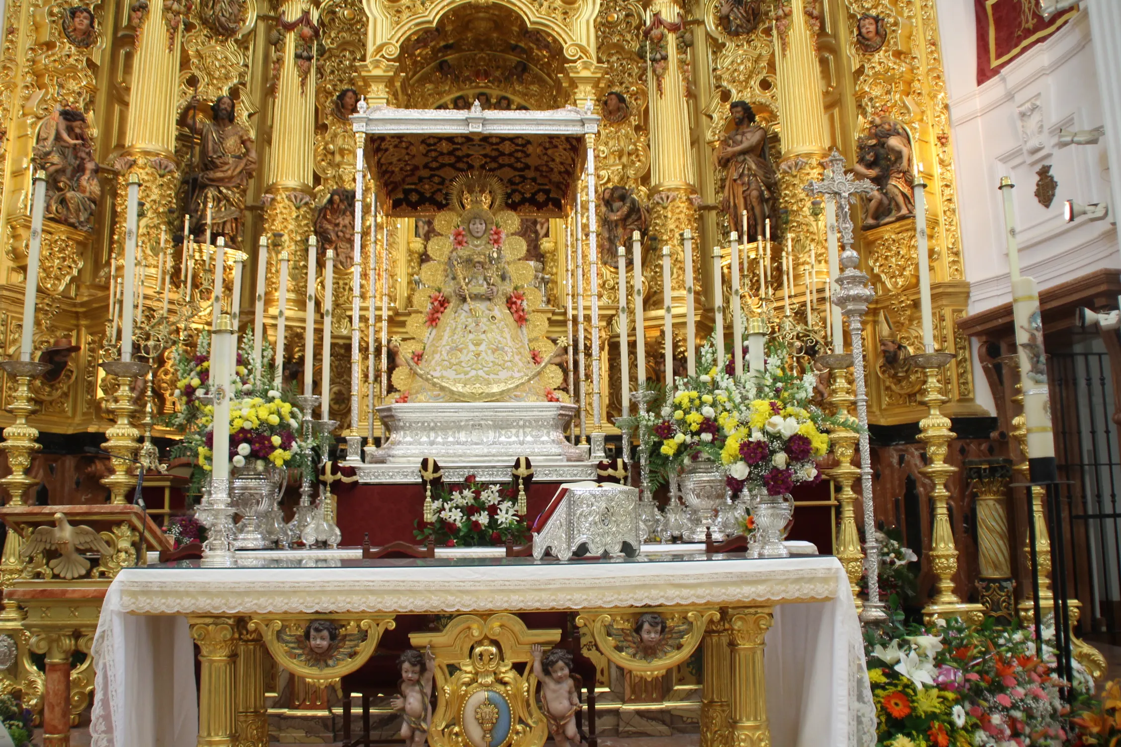 Nuevo traje Virgen Rocio mayo 2015-4