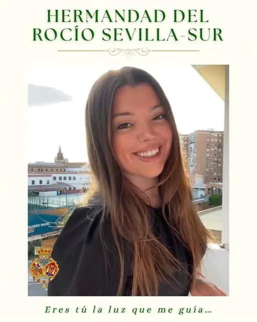 Mujer joven sonriente con cabello largo y suelto posa en un balcón urbano con edificios y cielo nublado al fondo