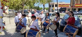 La campana y los tamborileros de Emigrantes anuncian la venida del Espíritu Santo-4