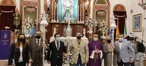 Emigrantes - La familia Sáenz de Sicilia Benito regala un juego de ciriales y cruz alzada2