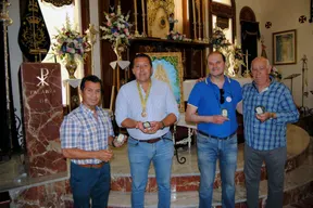 comerciantes de Isla Chica entregan 10.000 estampas al hermano mayor de Emigrantes-2