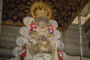 La Virgen del Rocío, entronizada en su paso, a las puertas de la Semana Santa-4