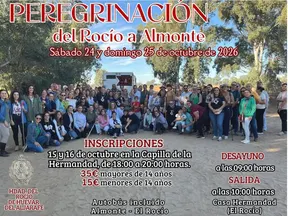 Grupo numeroso de personas posando al aire libre en un camino rural con árboles y un vehículo al fondo, anunciando una peregrinación entre El Rocío y Almonte en octubre de 2026