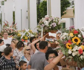 La hermandad de Almonte congrega a vecinos en ofrenda floral y solidaridad