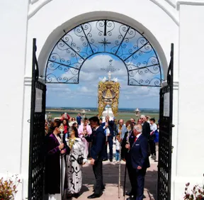 Emigrantes realiza su tradicional ofrenda floral a la Patrona de Huelva, la Virgen de la Cinta 2024-3