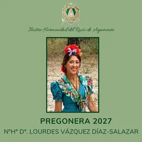 Mujer sonriente con vestido tradicional rociero azul y flores rojas en el cabello sobre fondo verde con texto de presentación como pregonera 2027 de la Hermandad del Rocío de Ayamonte