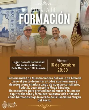 Tres hombres sonrientes posan juntos en un interior con azulejos y un estandarte religioso colgado en la pared detrás de ellos