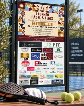 Cartel con información del I Torneo Pádel & Tenis de la Hermandad del Rocío de Carmona con fecha, lugar, categorías y patrocinadores junto a raqueta y pelotas