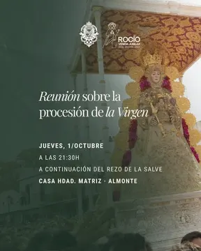 Virgen del Rocío vestida con manto dorado y corona, portada en andas decoradas con flores durante procesión religiosa en Almonte