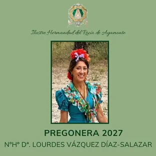 Mujer sonriente con vestido tradicional rociero azul y flores rojas en el cabello sobre fondo verde con texto de presentación como pregonera 2027 de la Hermandad del Rocío de Ayamonte