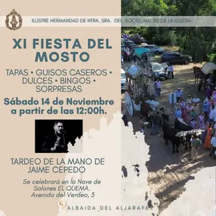 Carrozas tiradas por bueyes y personas vestidas con trajes flamencos desfilan por un camino rodeado de árboles bajo luz solar intensa