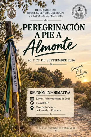 Sendero al atardecer con un poste decorado con cintas verdes, amarillas y blancas que llevan la inscripción Palos de la Frontera