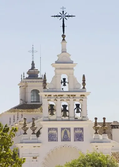 Una Blanca ermita asoma...en el horizonte...