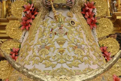 Nuevo traje Virgen Rocio mayo 2015-1