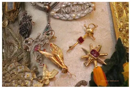 Virgen-Rocio-Detalles-bajo-Broche-1-1.jpg