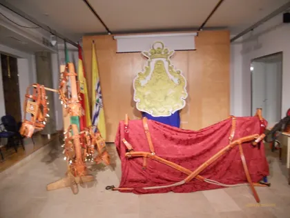 Imagen de la Exposición montada en el Patio San Francisco de la guarnicionería que estrenará este año la Hermandad del Rocío