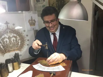 Primer toque de cincel a la nueva corona de la Virgen