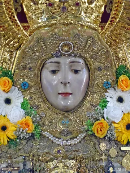 Virgen-del-Rocío-entronizada-en-su-paso-para-la-Romería-de-2023-1