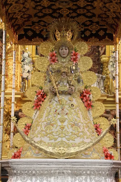Nuevo traje Virgen Rocio mayo 2015-6