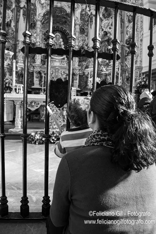 La Virgen del Rocio-3-rocio.com-virgen-ensenandole-a-querer-a-la-virgen-del-rocio-feliciano