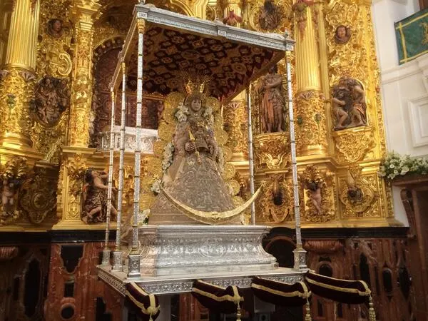 La Virgen del Rocio-virgen-andas-2014
