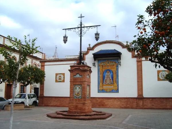 Coria -plaza de Ntra. Sra. del Rocio aparece este grandioso retablo de la Virgen, instalado en el año 1947, pintado por Francisco Morilla y realizado en los talleres El Carmen-2.