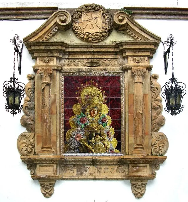 La Palma del Condado existe otro bonito azulejo en honor de la Virgen del Rocío, pintado por Alfonso Chaves Tejada y elaborado en el taller trianero de Ramos Rejano, en 1960
