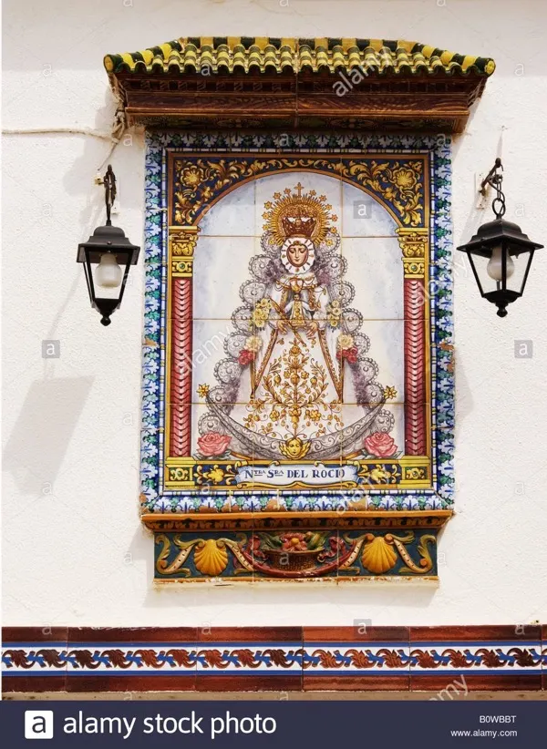 pintura-de-la-virgen-maria-en-azulejos-decorativos-de-ceramica-en-la-casa-de-la-congregacion-de-la-provincia-de-huelva-andalucia-el-rocio-spai-b0wbbt