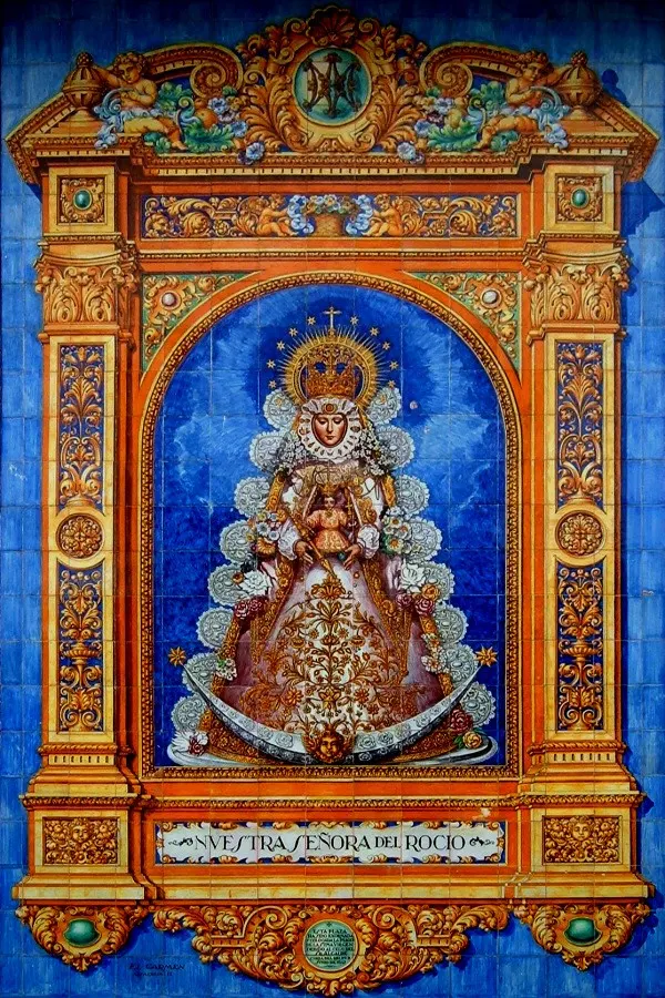 Coria -plaza de Ntra. Sra. del Rocio aparece este grandioso retablo de la Virgen, instalado en el año 1947, pintado por Francisco Morilla y realizado en los talleres El Carmen-1.