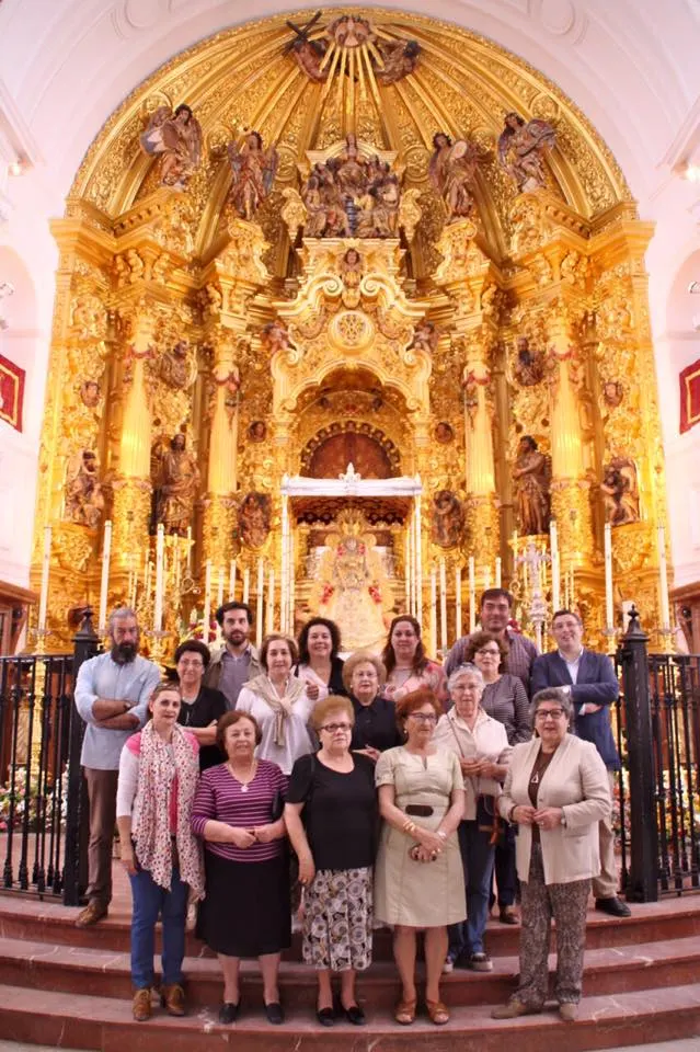 Nuevo-traje-Virgen-Rocio-mayo-2015-9