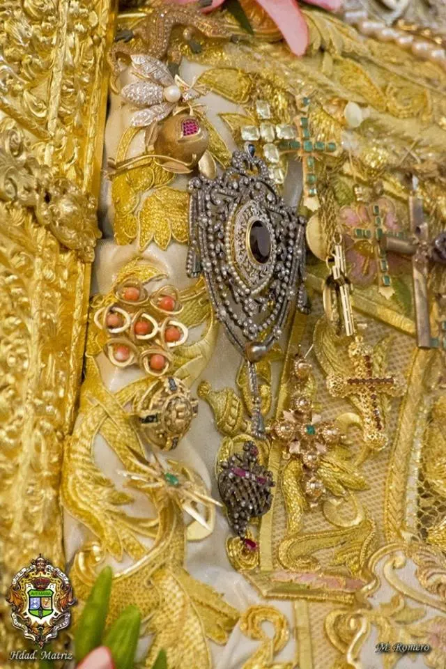 Nuevo traje Virgen 2015-108536