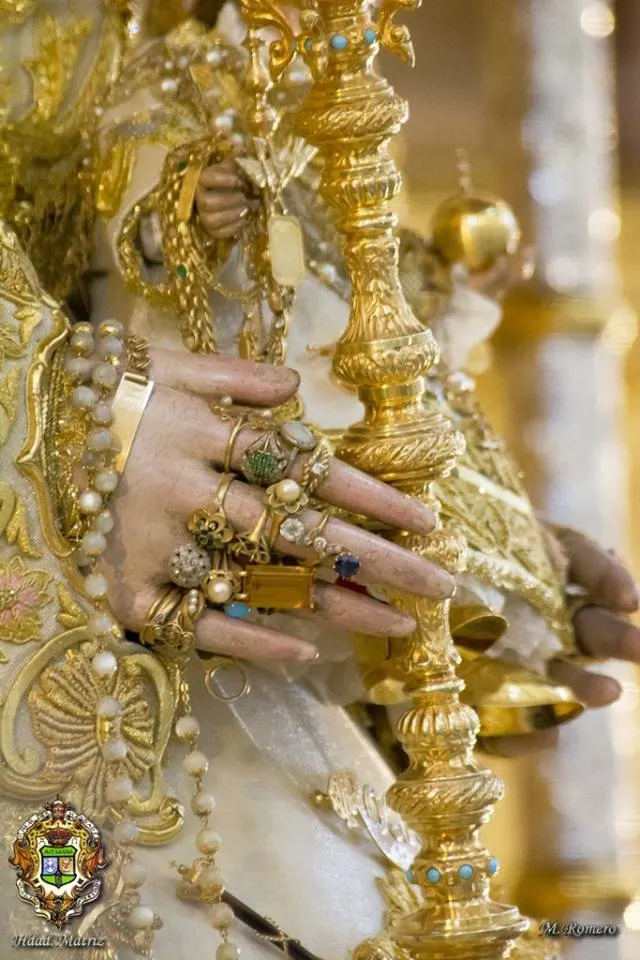 Nuevo traje Virgen 2015-112040