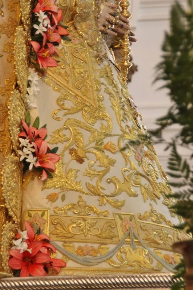 Nuevo-traje-Virgen-Rocio-mayo-2015-10